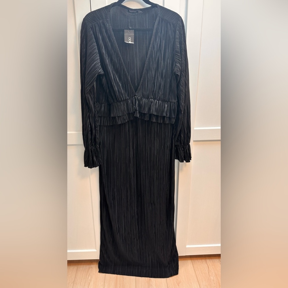 Boohoo Black Plisse Long Sleeve V-Neck Maxi Dress - Picture 5 of 11